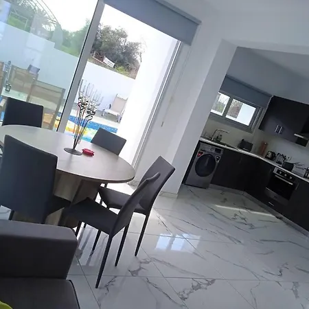 فيلة Beautiful Detached Modern With Pool باراليمني
