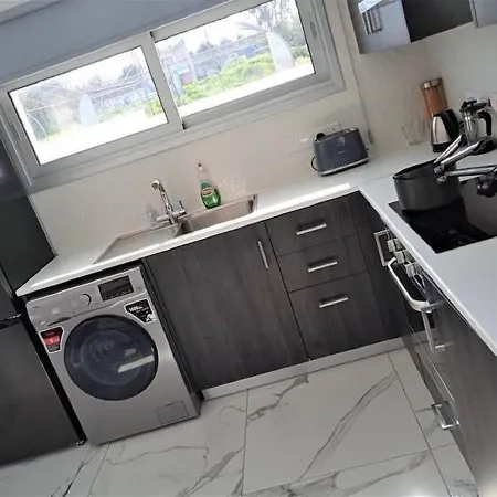וילה Beautiful Detached Modern With Pool פאראלימני