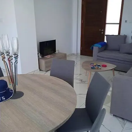 Beautiful Detached Modern With Pool פאראלימני