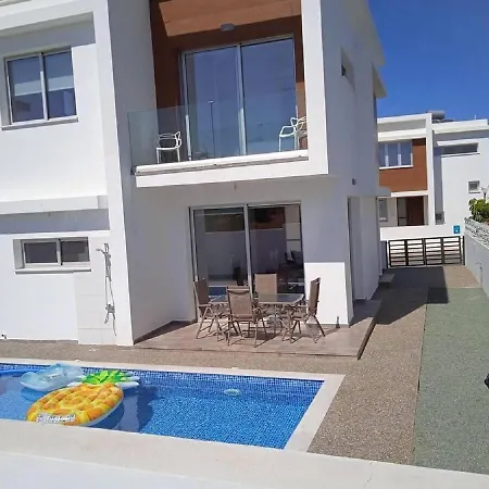 Beautiful Detached Modern With Pool וילה פאראלימני